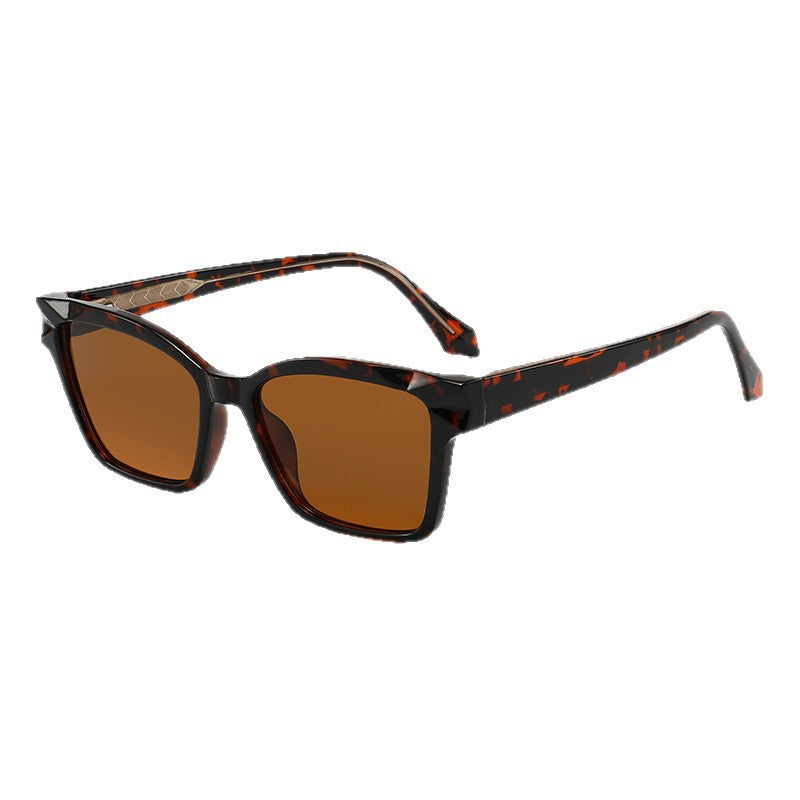 Ladies sunglasses in trendy, geometric design Bowlift