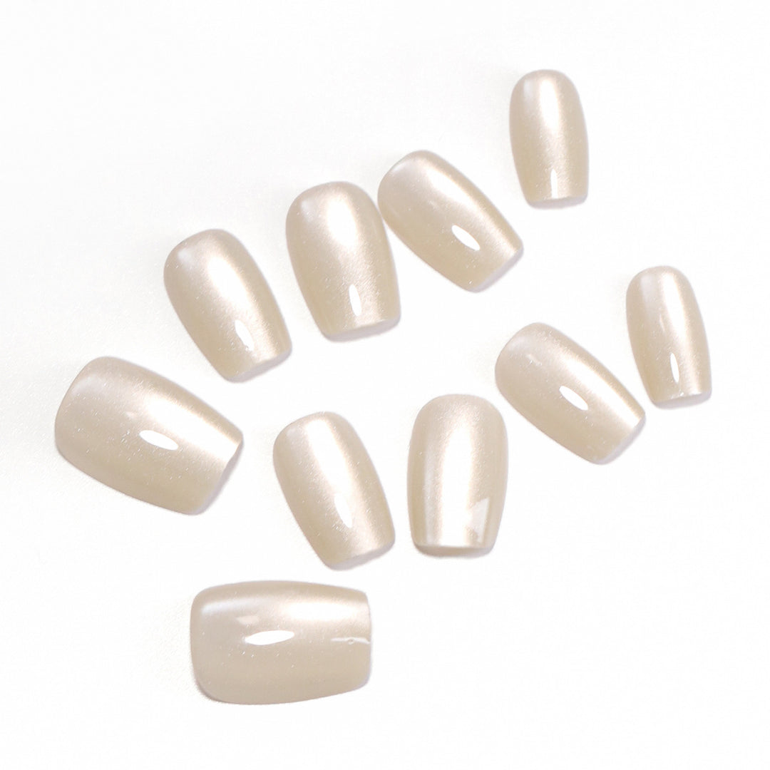 Nail extensions in an elegant look Bowlift