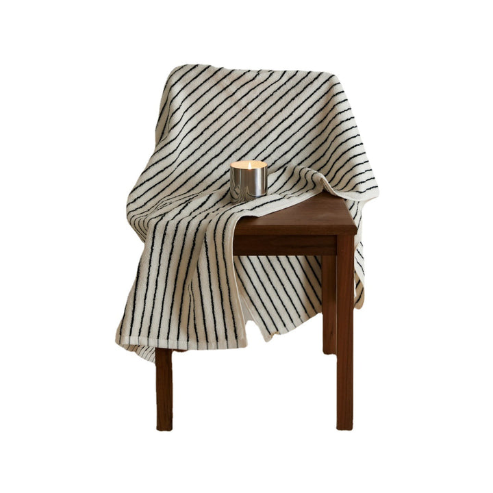 Generous terry bath towel with fine longitudinal stripe structure