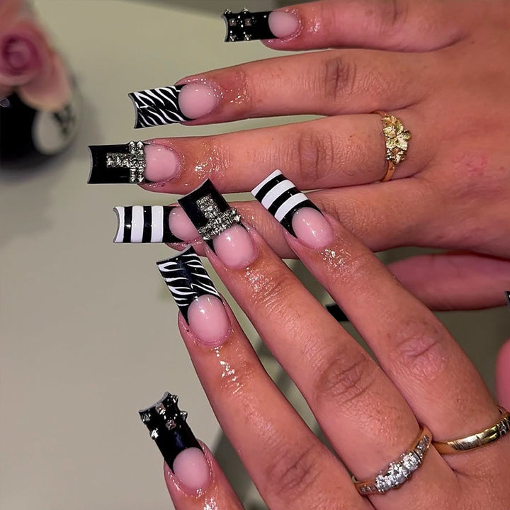Artificial Nails in Modern Stripe and Zebra Design Bowlift