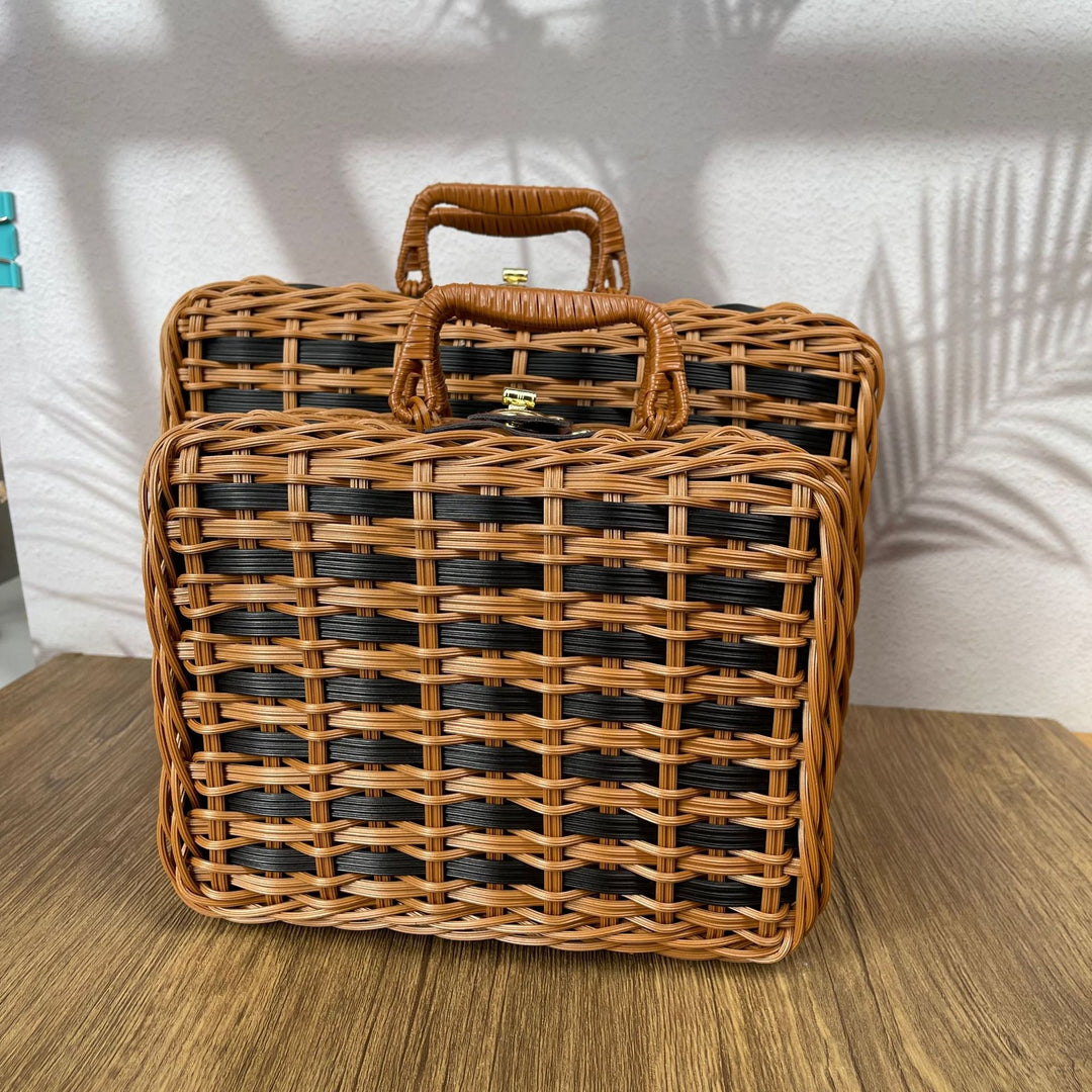 Women elegant handbag made of woven material Bowlift