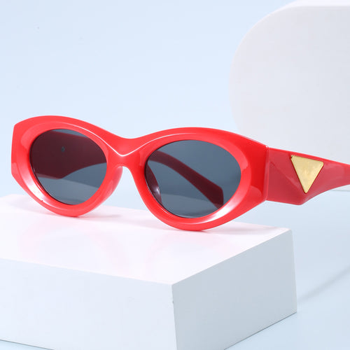 Women Retro-inspired Sunglasses with distinctive accents Bowlift