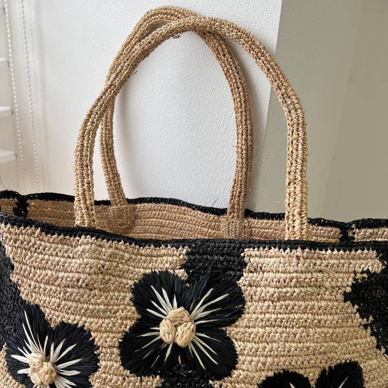 Handcrafted beach bag with floral design Bowlift