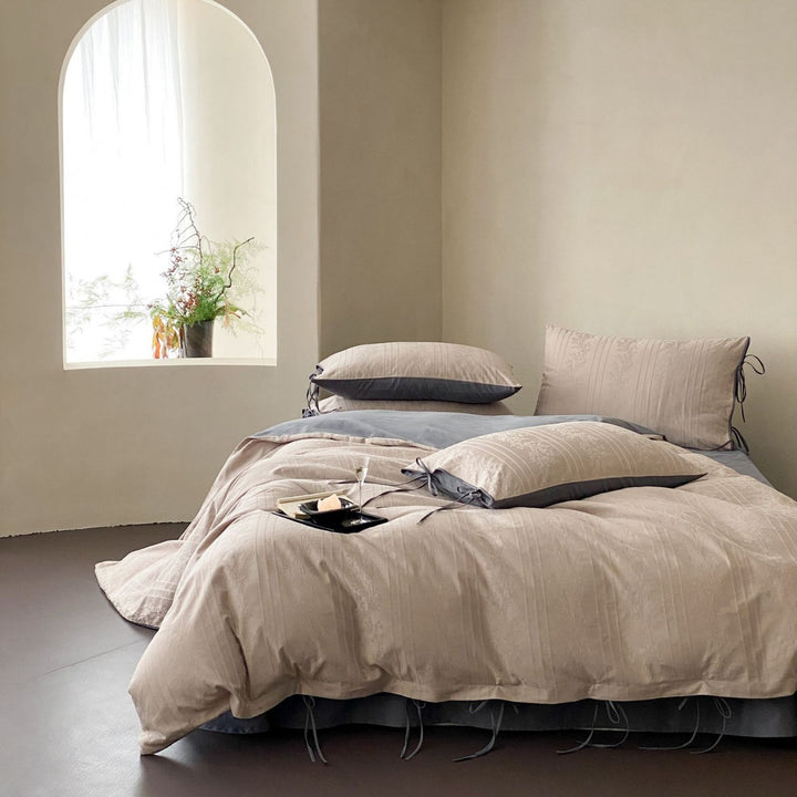 Finely woven cotton jacquard bedding set with decorative ties