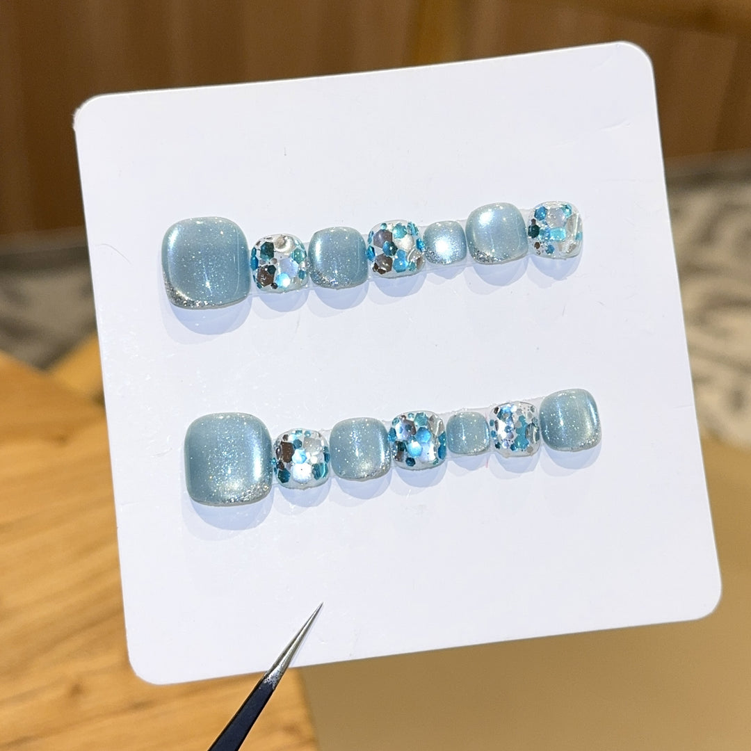 Glamorous artificial nails in the cool glitter design Bowlift