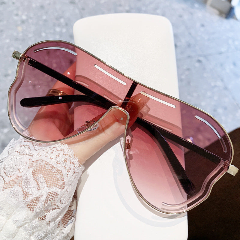 Women’s Sporty Oversized Sunglasses in Unique Design Bowlift