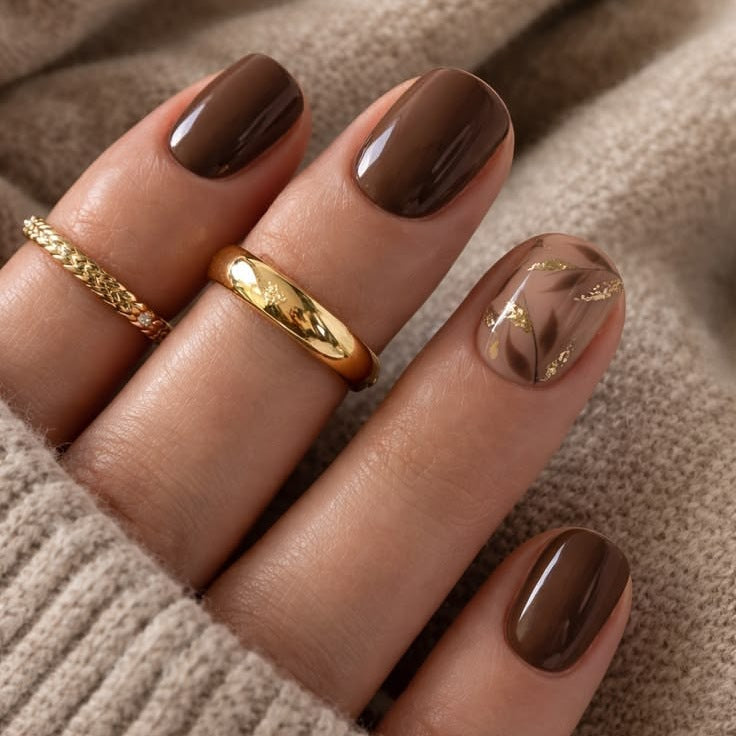 Nail set with elegant marble design and golden accents Bowlift