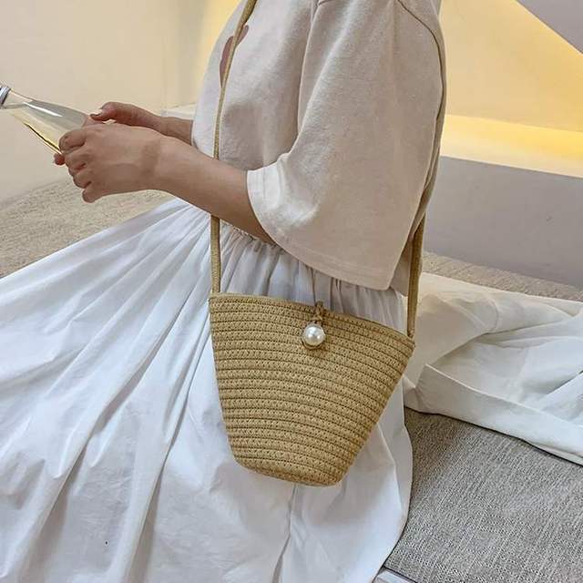 Elegant shoulder bag with pearl closure Bowlift