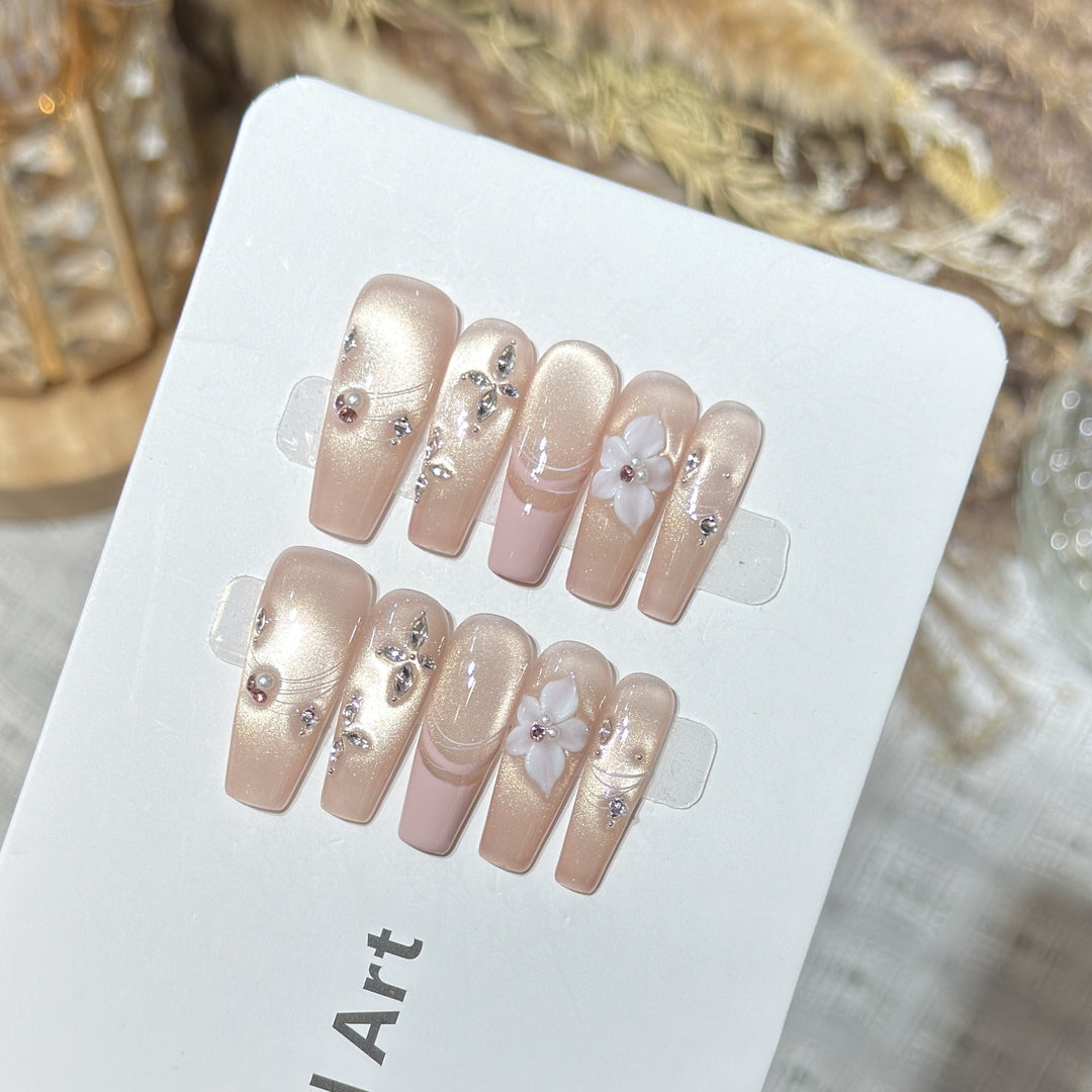 Elegant Floral Accent Press-On Nail Set Bowlift