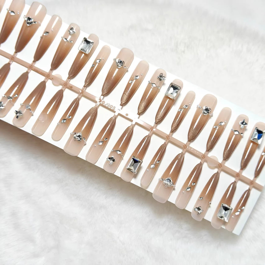 Artificial nails with sparkling rhinestone decorations Bowlift