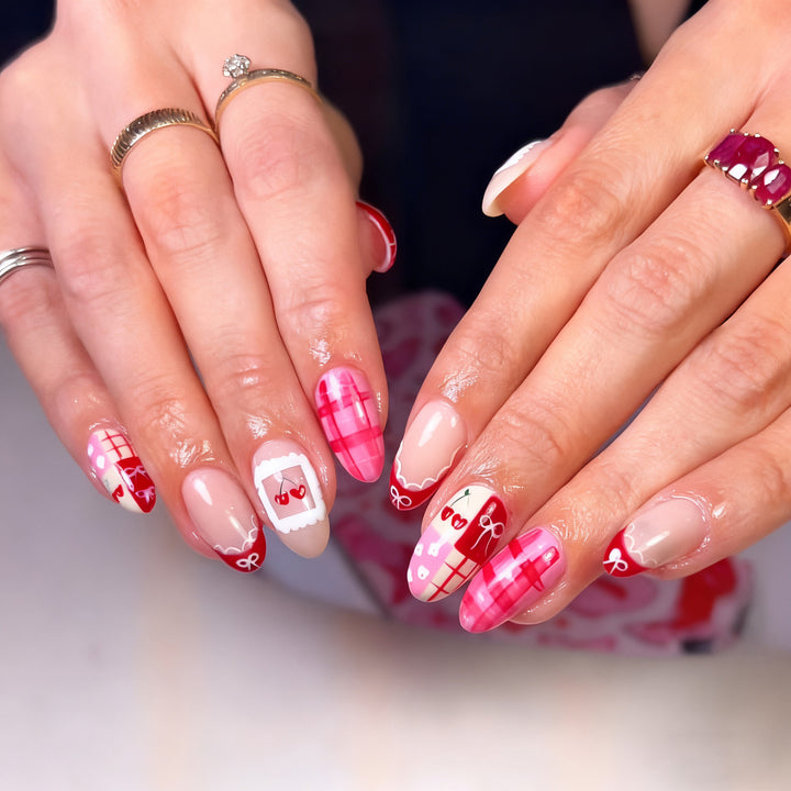 Artistic Holiday-Themed Press-On Nail Design Bowlift