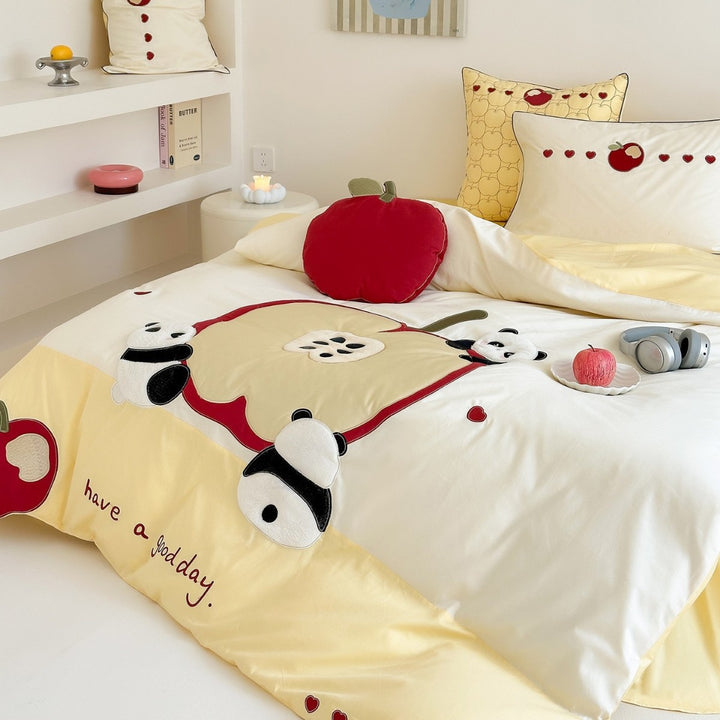 Children's bedding set with appliquéd apple and panda motif