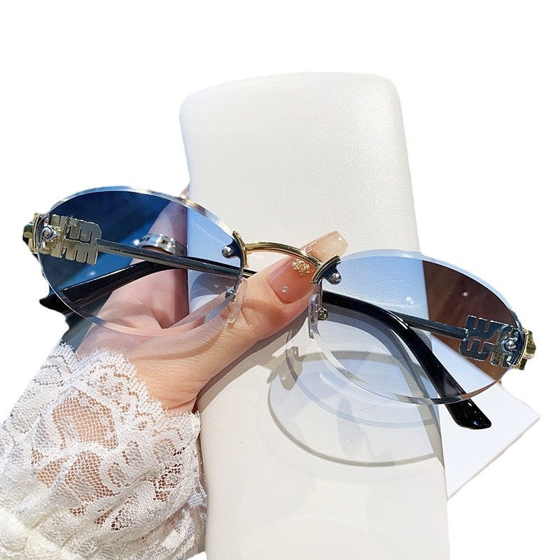 Ladies fashionable sunglasses in elegant oval design Bowlift