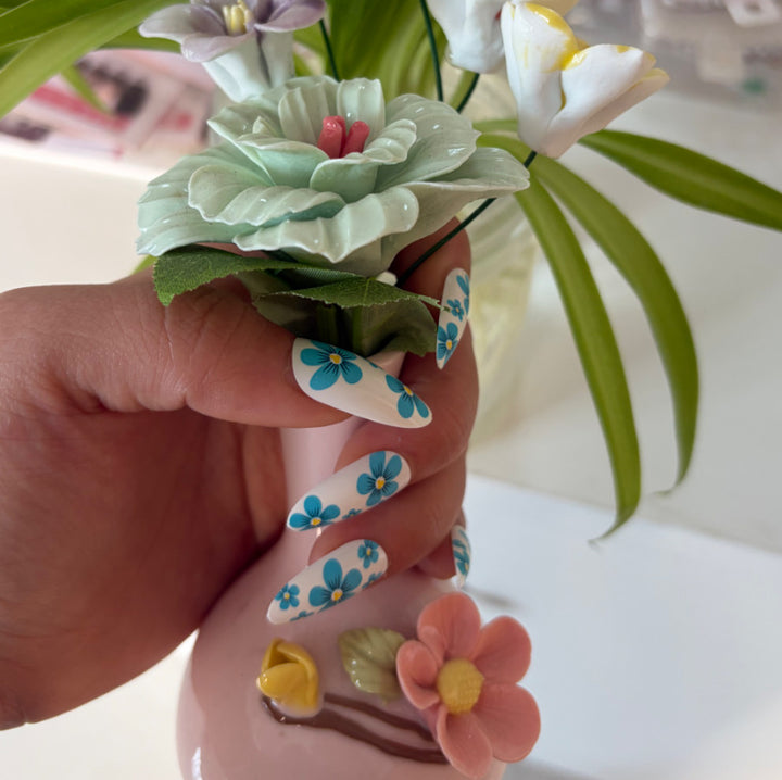 Artistic Almond-Shaped Press-On Nails Set with Metallic Accents Bowlift