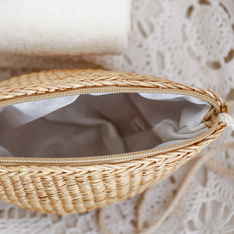 Handcrafted straw clutch with elegant design Bowlift