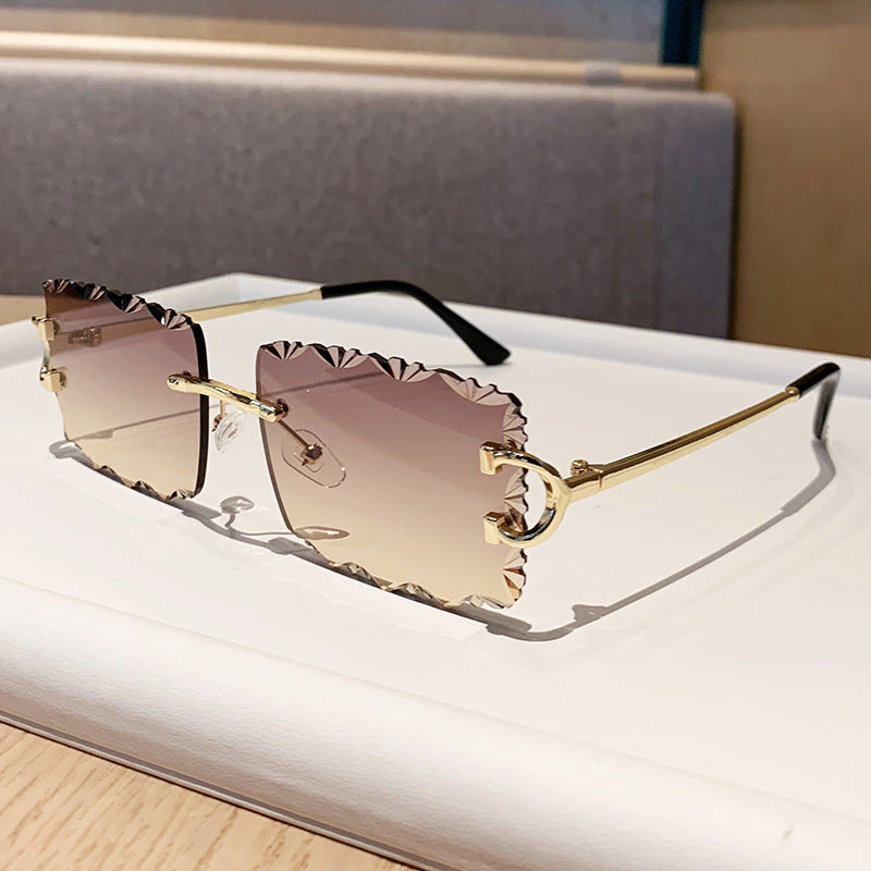 Ladies fashionable sunglasses with playful frame Bowlift