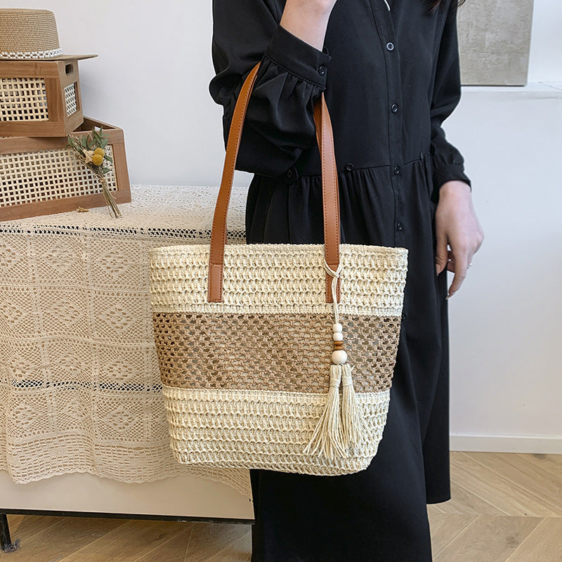 Beach bag with decorative tassel pendant Bowlift