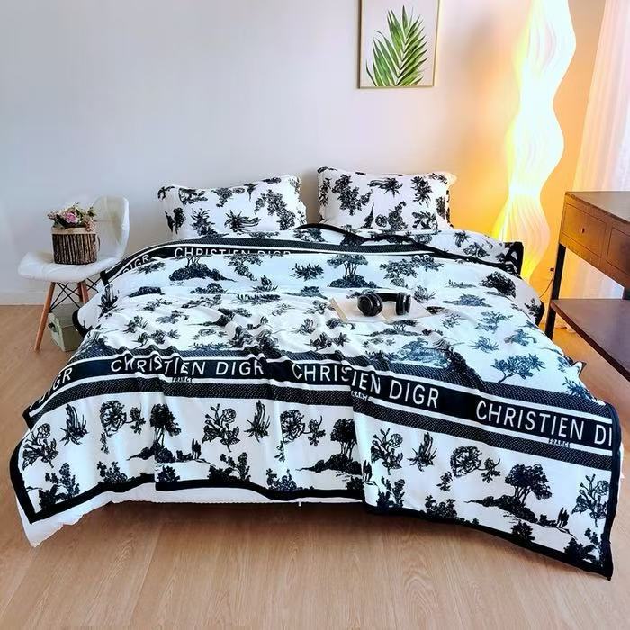Unisex cuddle blanket with playful cloud design Bowlift