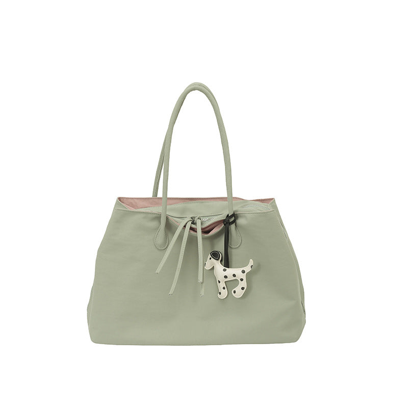 Elegant Handbag with Practical Interior Bowlift