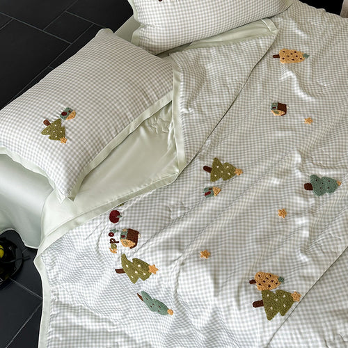 Bedding set with embroidered teddy motifs and fine gingham check
