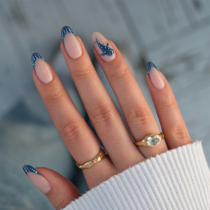 Creative nail set with maritime design Bowlift