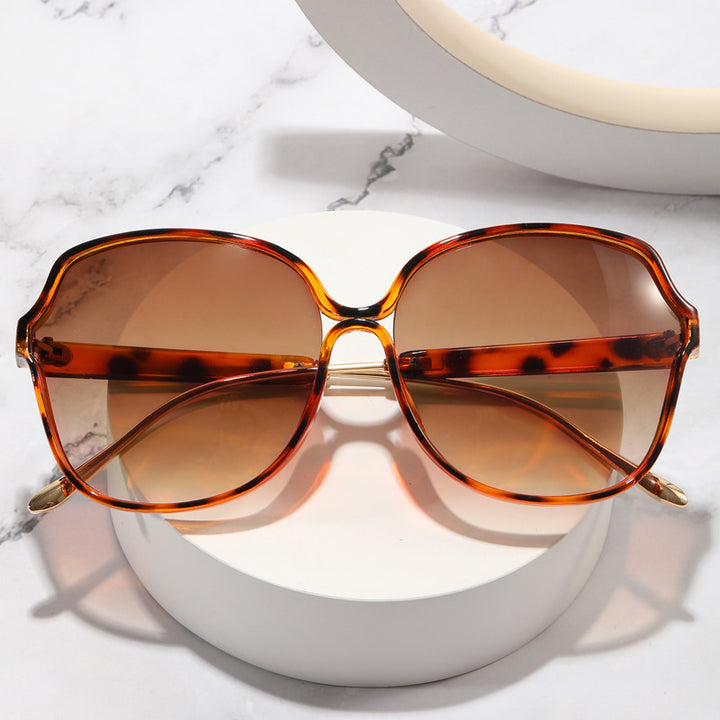 Women's sunglasses in elegant oversized design Bowlift