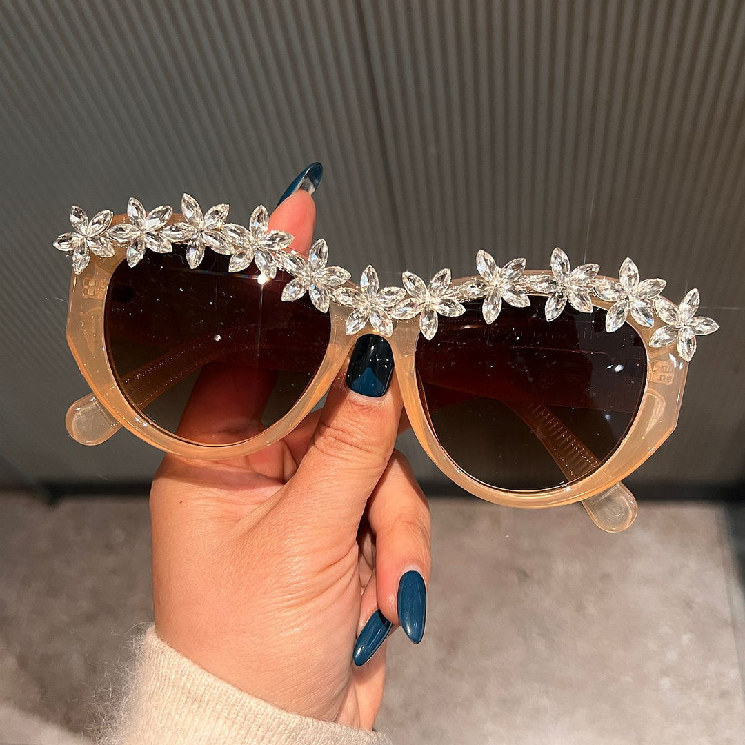 Ladies sunglasses with floral crystal accents Bowlift