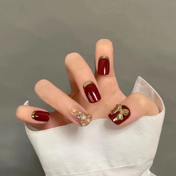 Glamorous artificial nails with sparkling accents Bowlift