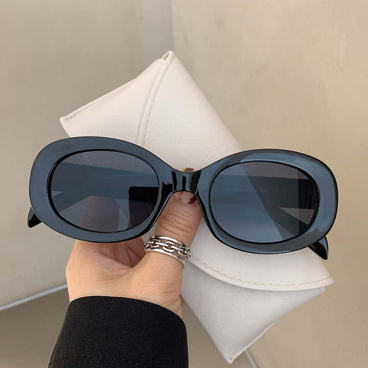 Ladies fashionable sunglasses in elegant oval design with sturdy frame Bowlift