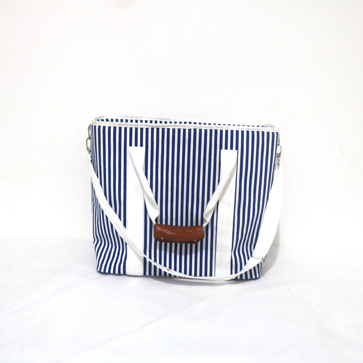 Women's cooler with practical carrying handles and insulated interior Bowlift