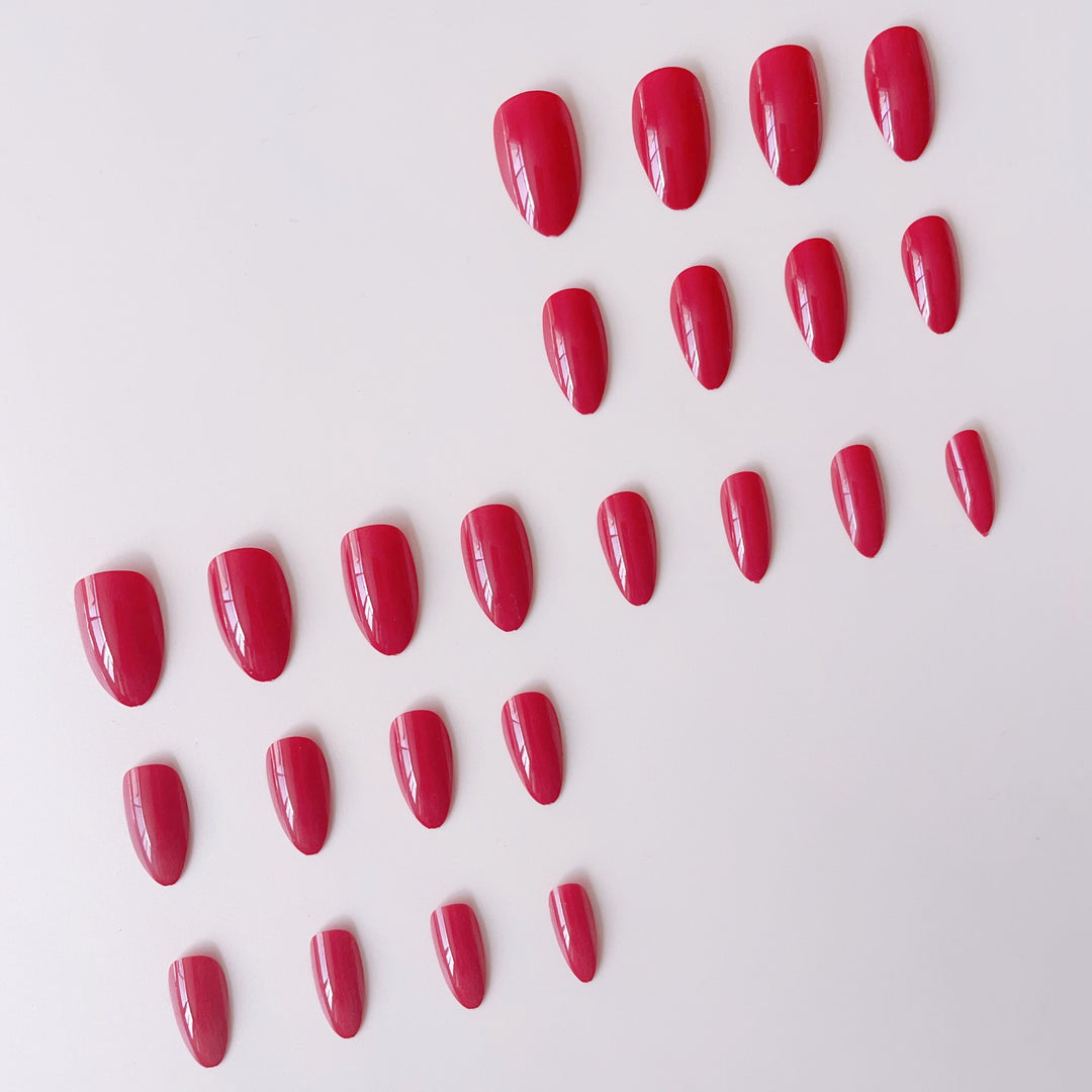 Artificial nail set with shiny, pointed accents Bowlift
