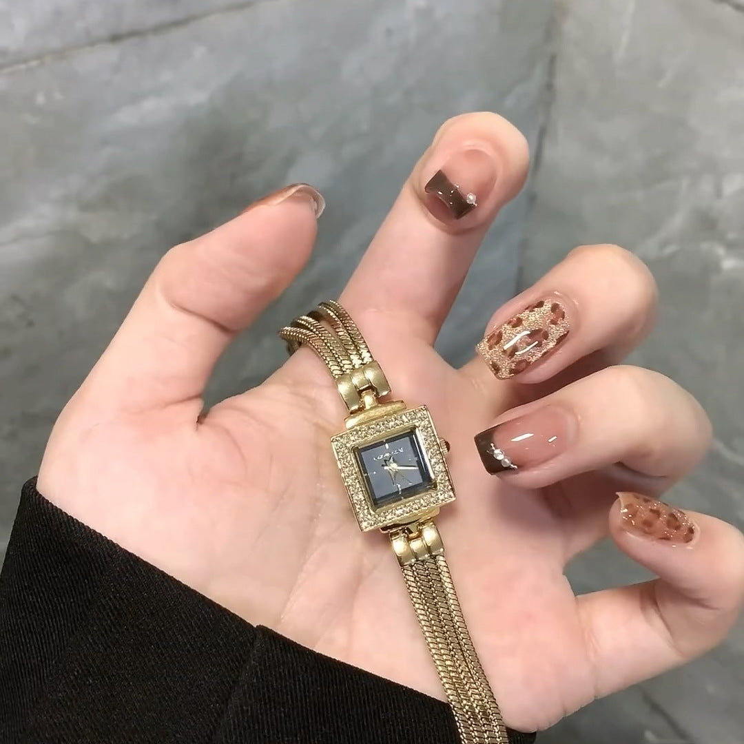 Elegant wristwatch with square dial and luxurious mesh band Bowlift