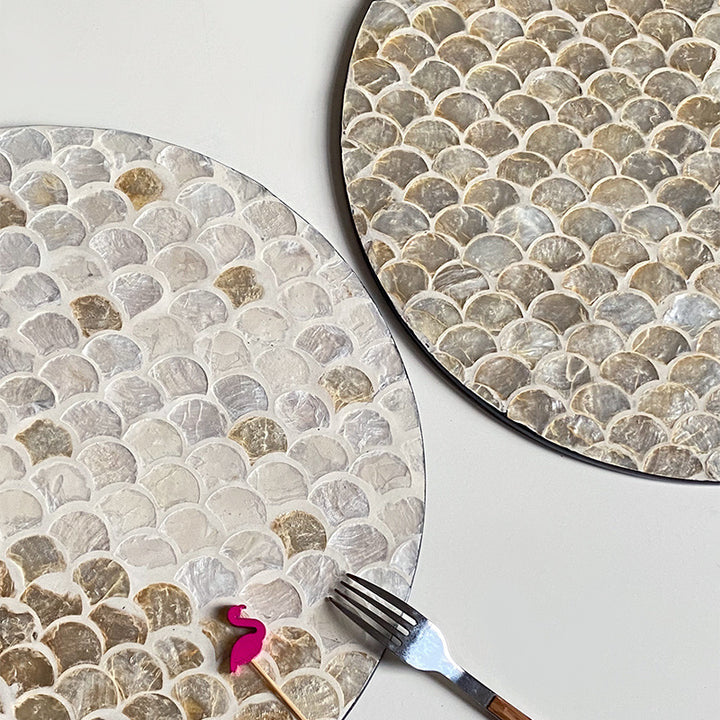 Round serving board made from noble shells Bowlift