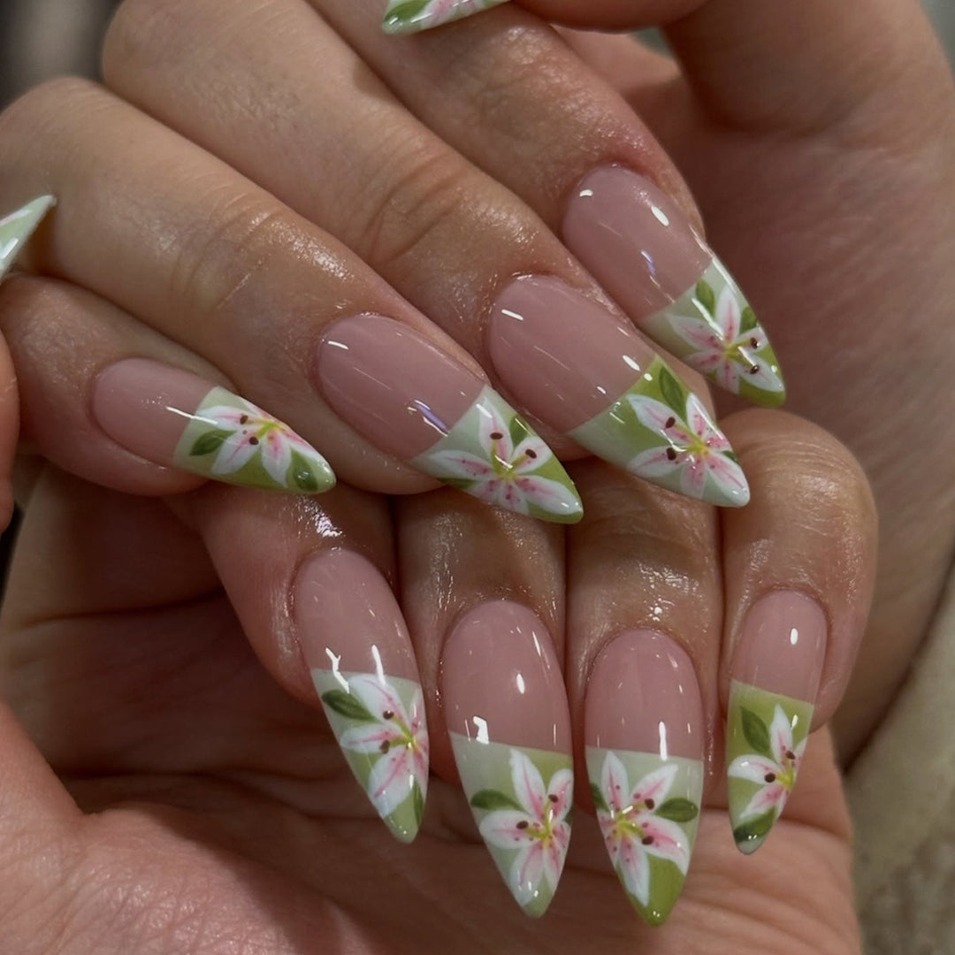 Artificial nails with hand-crafted floral embellishments Bowlift