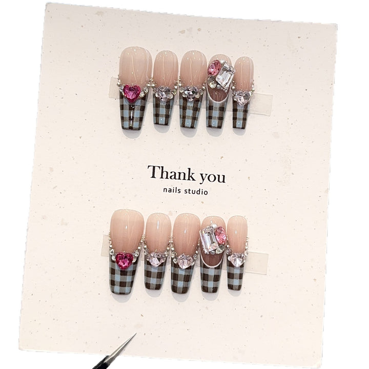 Artificial nails with elegant checkered pattern and jewelry details Bowlift