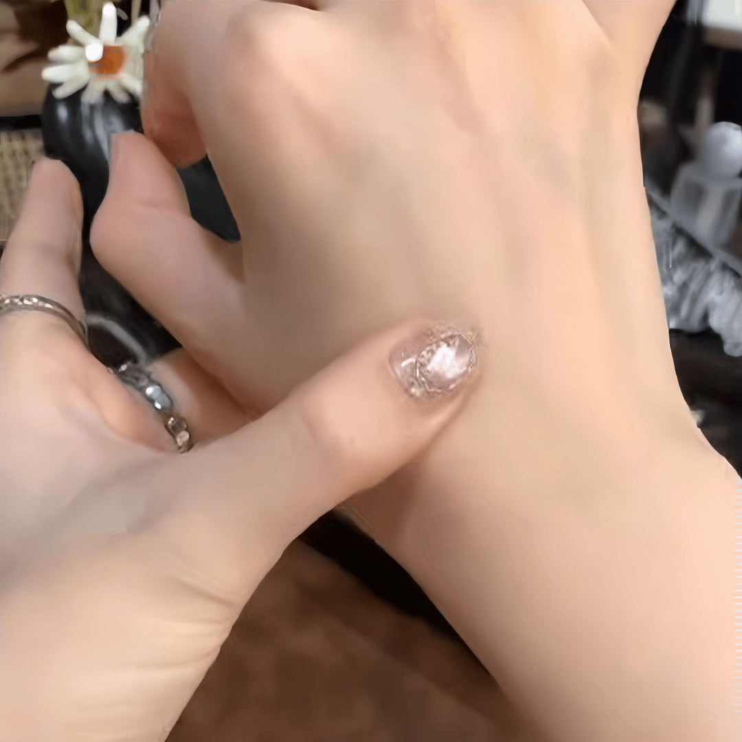 Glamorous nail art with glitter effect Bowlift