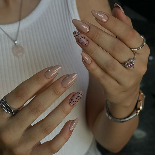 Nail set with modern leopard design Bowlift