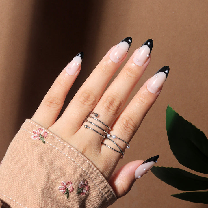 Artificial nail set with elegant lace design and radiant shine Bowlift