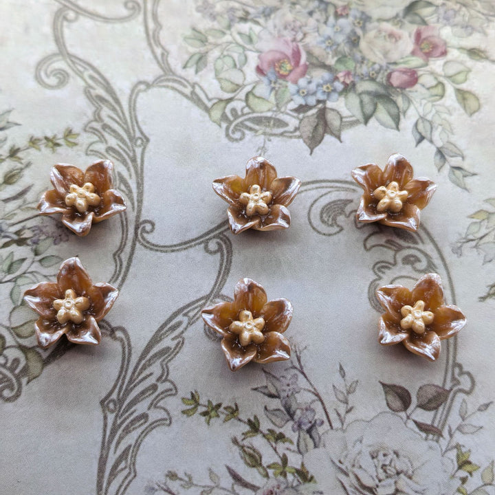 Decorative flower appliqués Bowlift