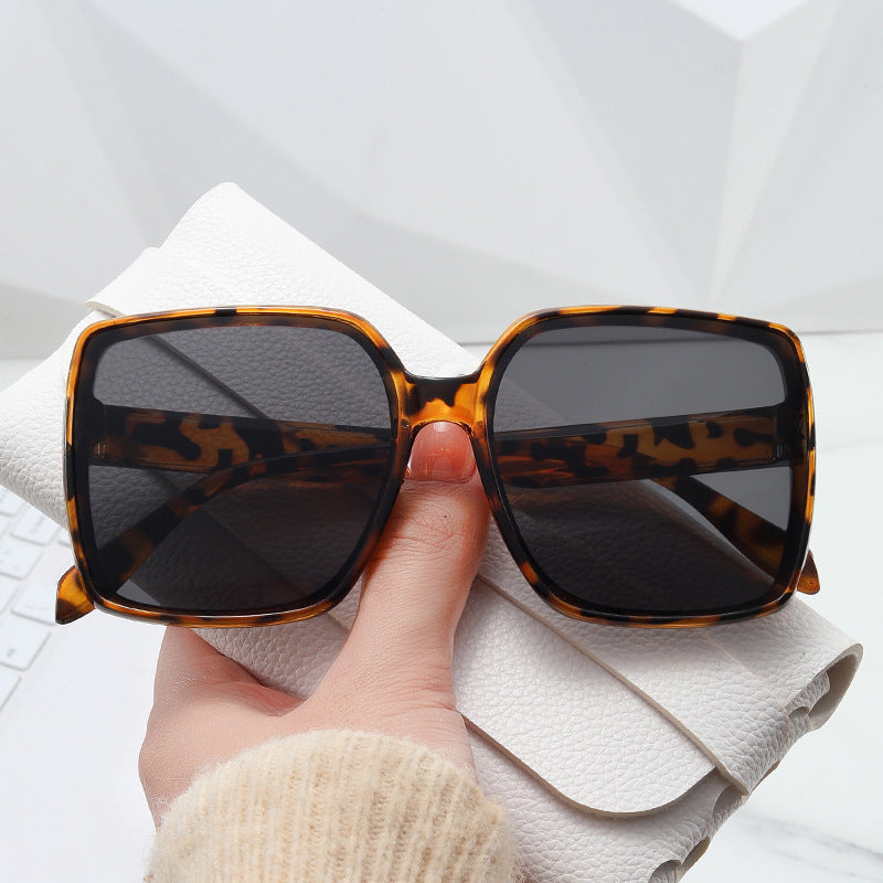Ladies oversized sunglasses in modern tortoiseshell design Bowlift