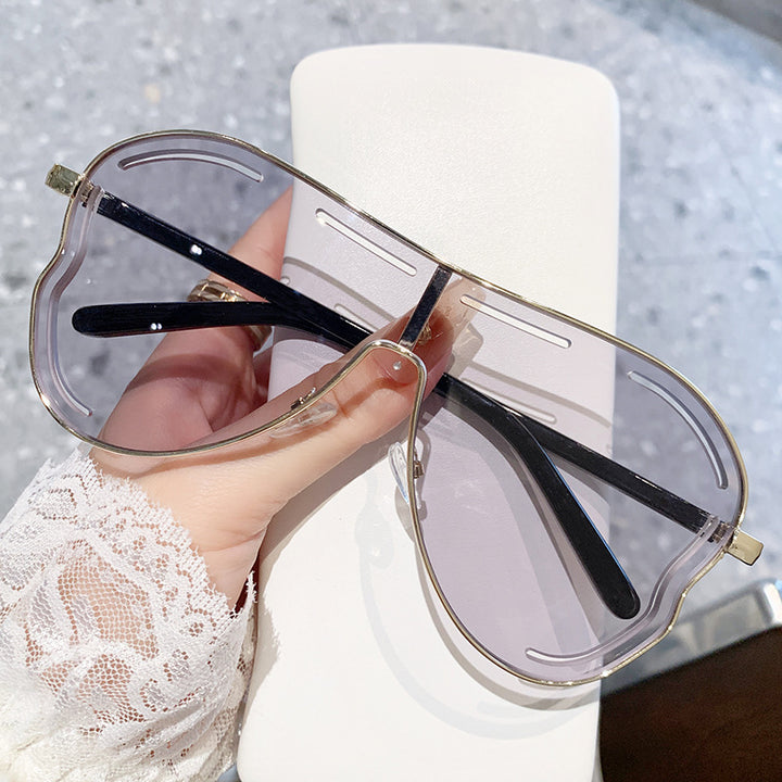 Women's sunglasses in modern shield design Bowlift