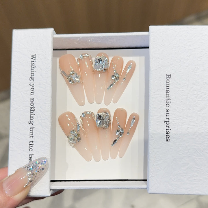 Artificial nails with exclusive rhinestone embellishments Bowlift