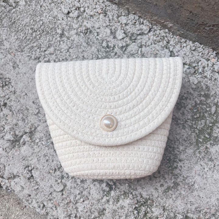 Ladies Stylish Clutch made of woven material Bowlift