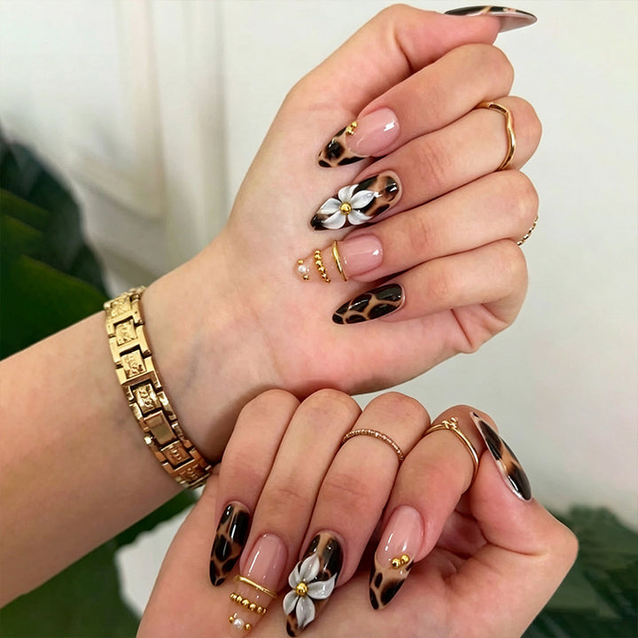 Nail set with elegant animal print and floral appliqués Bowlift