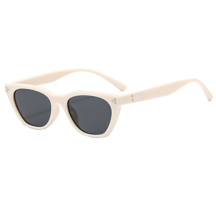 Women Retro-inspired Sunglasses with Distinctive Frame Bowlift
