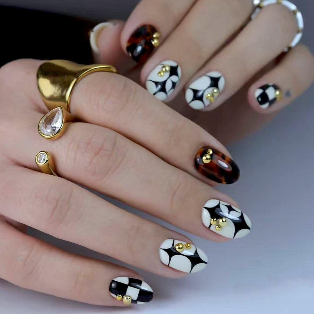 Artificial nails with modern geometric pattern and golden accents Bowlift