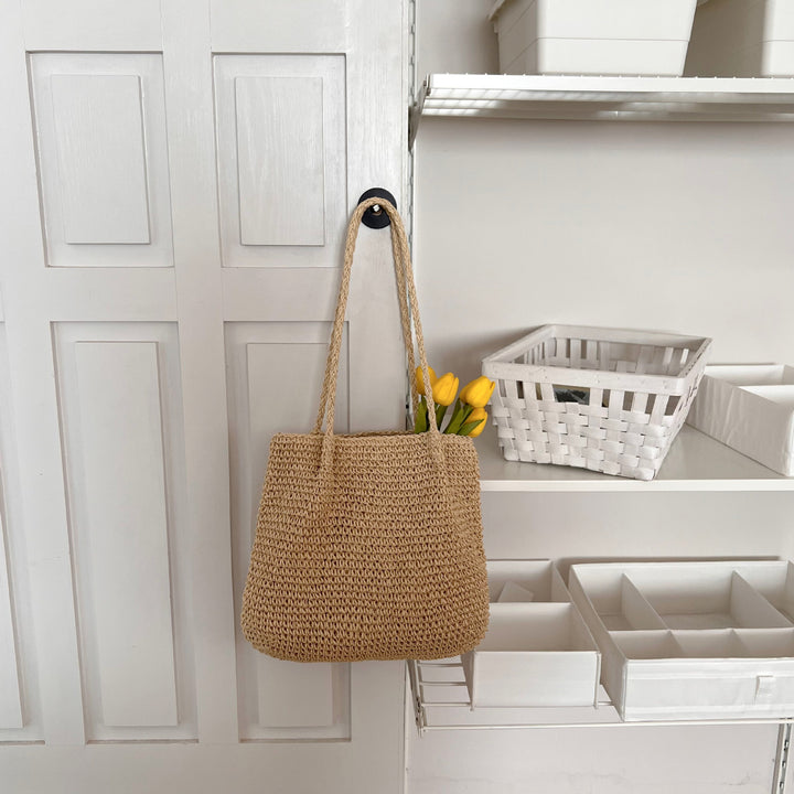 Elegant Bast bag with spacious interior Bowlift