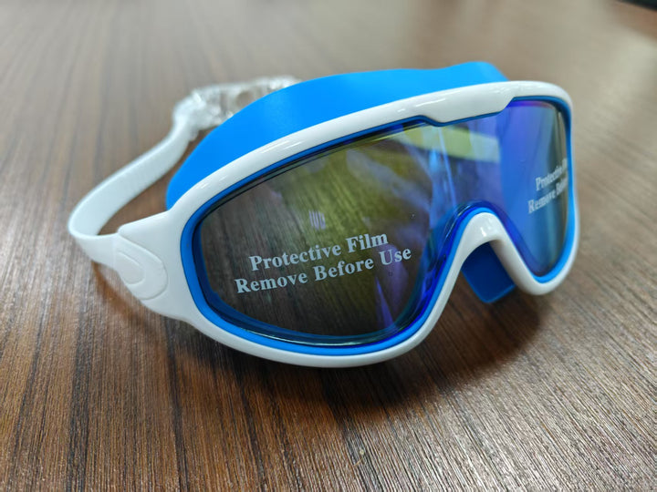 Diving mask with wide field of view and magnet holder Bowlift
