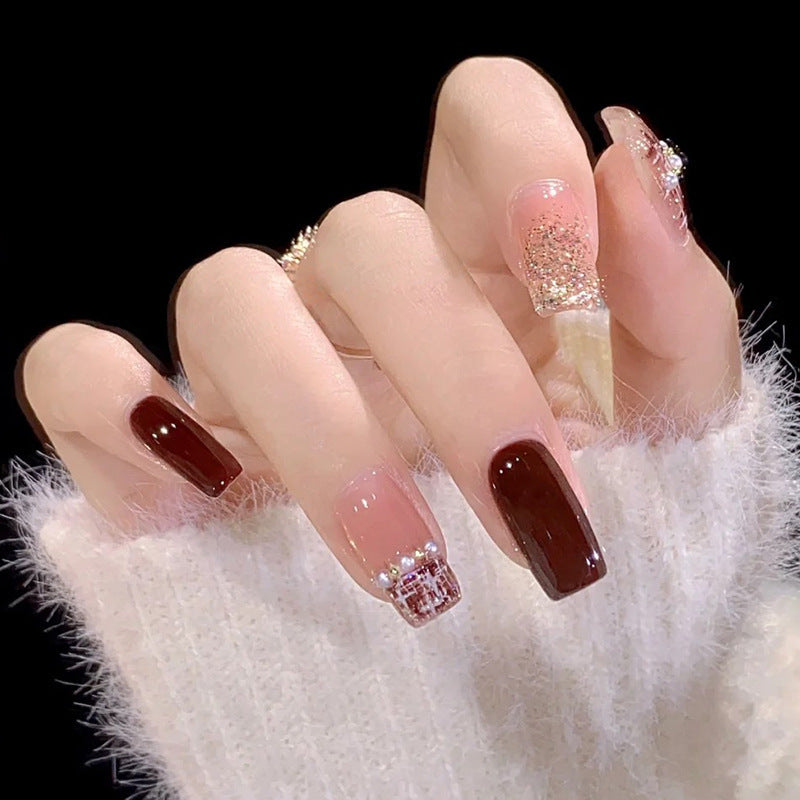Fashionable artificial nails with glitter details Bowlift