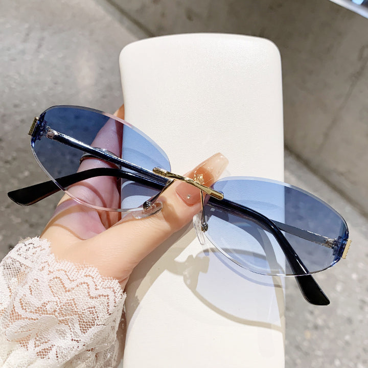 Ladies sunglasses in modern oval design with contrasting frame Bowlift
